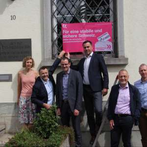 gl sbv beim aushang der fahne